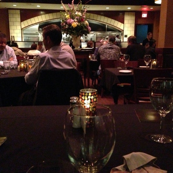 รูปภาพถ่ายที่ Sullivan&#39;s Steakhouse โดย Brett เมื่อ 4/10/2013