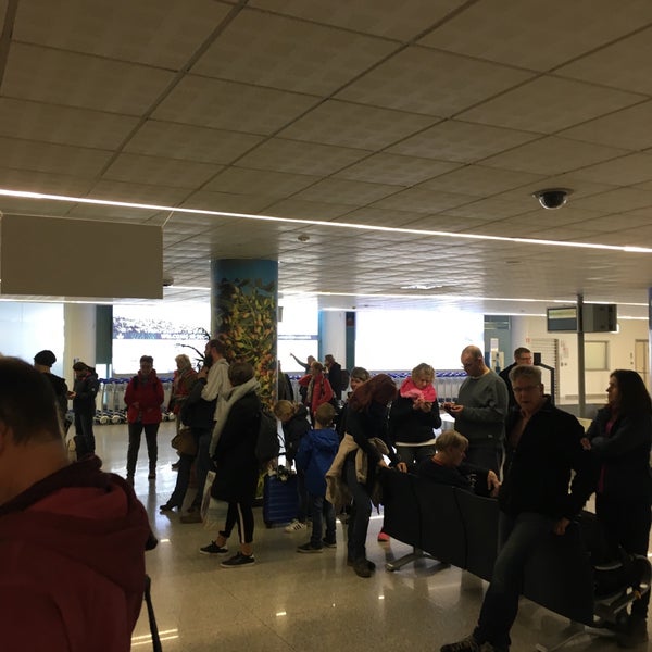 Photo taken at Arrivals by Cuneyd Y. on 12/26/2018