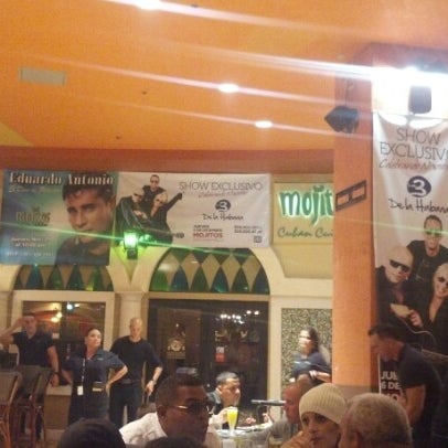 รูปภาพถ่ายที่ Mojitos Cuban Restaurant โดย Raidel A. เมื่อ 12/1/2012