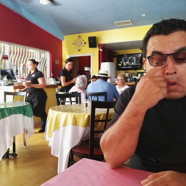8/27/2017 tarihinde Adrian Y.ziyaretçi tarafından El Comal Mexican Restaurant'de çekilen fotoğraf