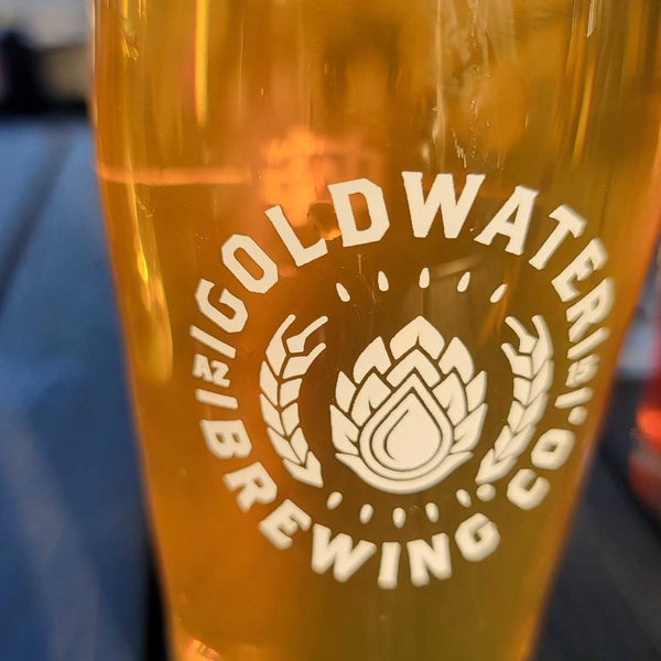 3/4/2023 tarihinde Tonyziyaretçi tarafından Goldwater Brewing Co.'de çekilen fotoğraf