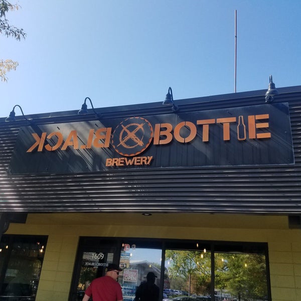 รูปภาพถ่ายที่ Black Bottle Brewery โดย Tony เมื่อ 10/6/2019