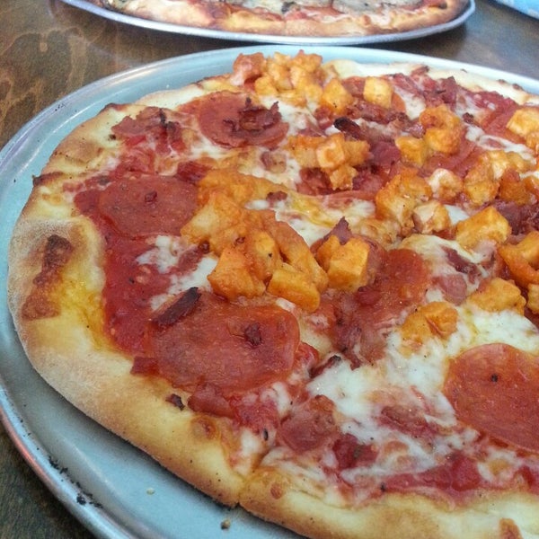 รูปภาพถ่ายที่ D&#39;Allesandro&#39;s Pizza โดย Jonathan เมื่อ 8/30/2013