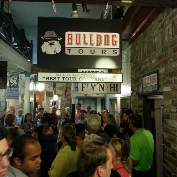 10/13/2013 tarihinde Jonathanziyaretçi tarafından Bulldog Tours'de çekilen fotoğraf