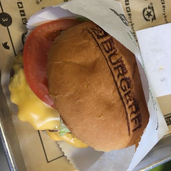 Das Foto wurde bei BurgerFi von Kathy am 6/20/2017 aufgenommen