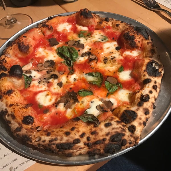 Das Foto wurde bei Burrata Wood Fired Pizza von Kathy am 10/22/2017 aufgenommen