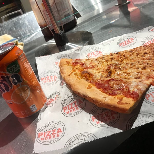 รูปภาพถ่ายที่ Crescent City Pizza Works โดย Kathy เมื่อ 3/2/2018