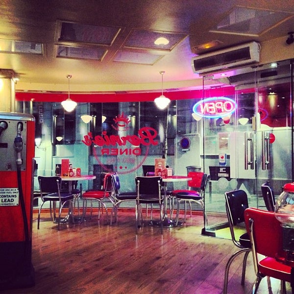 รูปภาพถ่ายที่ Bernie&#39;s Diner โดย Tati G. เมื่อ 4/2/2013