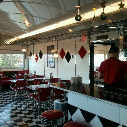 Foto tomada en Moe&#39;s Diner  por Michelle V. el 11/4/2012