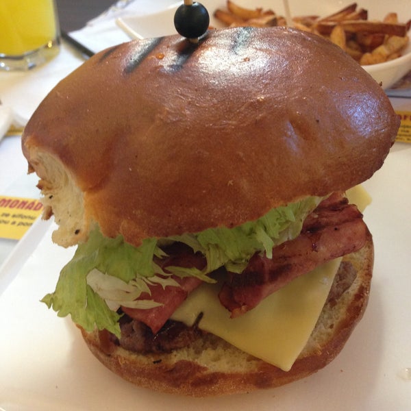 4/22/2013 tarihinde Honza G.ziyaretçi tarafından Giraffy Burger Bar'de çekilen fotoğraf
