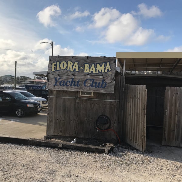 Das Foto wurde bei Flora-Bama Yacht Club von Jared W. am 6/5/2017 aufgenommen