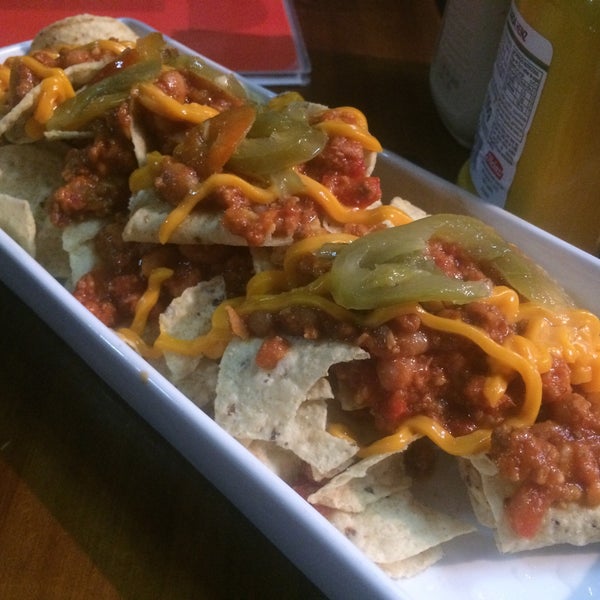 Apesar de ser uma casa de hot dogs, peça os nachos El Mariachi para acompanhar. Sensacionais! E o atendimento mega rápido. Adorei!