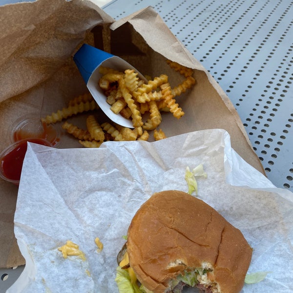 Foto diambil di Great State Burger oleh Andrew pada 9/16/2021