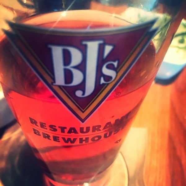 Photo taken at BJ&#39;s Restaurant &amp; Brewhouse by Mindy C. on 7/4/2016