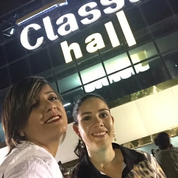 รูปภาพถ่ายที่ Classic Hall โดย Sarah F. เมื่อ 11/14/2015