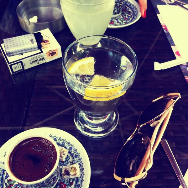 รูปภาพถ่ายที่ Şazeli Cafe &amp; Nargile โดย NalanZeynep A. เมื่อ 5/30/2013