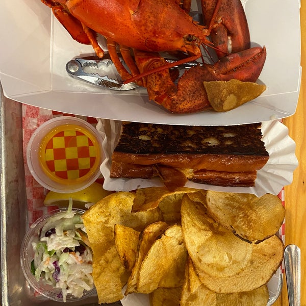 Foto diambil di New England Lobster Market &amp; Eatery oleh Grace pada 3/26/2023