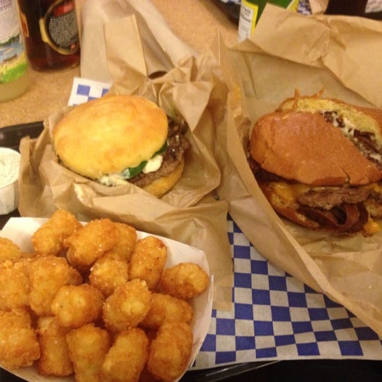 รูปภาพถ่ายที่ Blue Moon Burgers Capitol Hill โดย Andy R. เมื่อ 11/17/2012