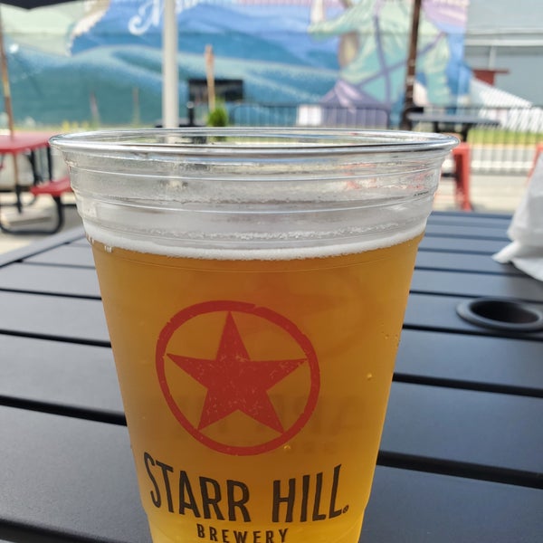 รูปภาพถ่ายที่ Starr Hill Brewery โดย Jackie W. เมื่อ 7/6/2020