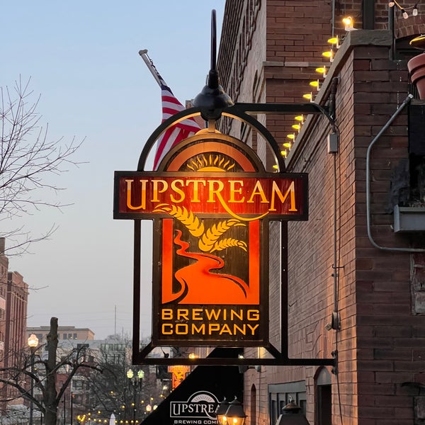 Foto tirada no(a) Upstream Brewing Company por Shawn em 4/21/2022