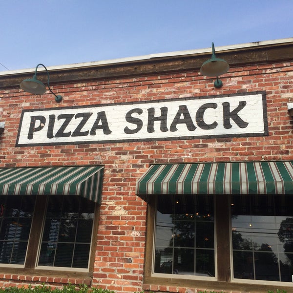 รูปภาพถ่ายที่ Pizza Shack - Willis โดย Holly P. เมื่อ 4/24/2015