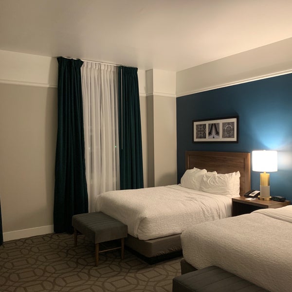 รูปภาพถ่ายที่ Magnolia Hotel โดย 🎼 D&#39;Wayne 🎤 J. เมื่อ 11/29/2019