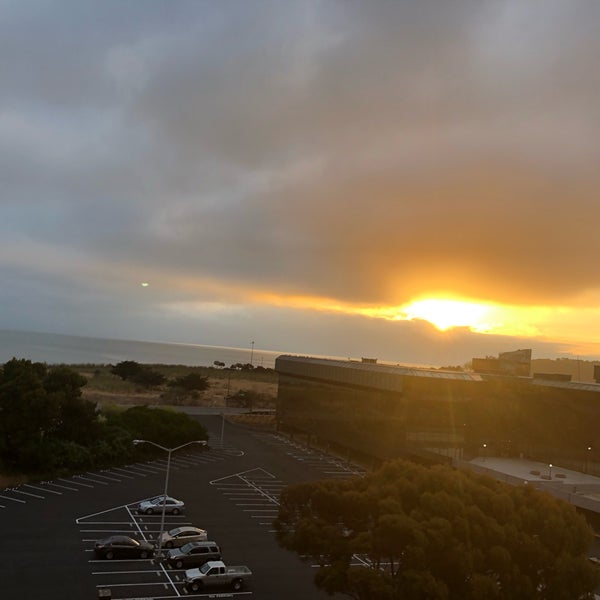 Photo taken at Hilton San Francisco Airport Bayfront by 🎼 D&#39;Wayne 🎤 J. on 8/27/2018