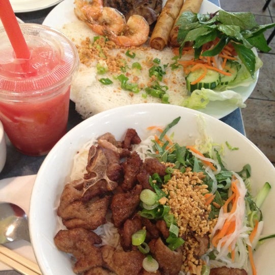 รูปภาพถ่ายที่ New Dong Khanh Restaurant โดย Phuong.J เมื่อ 11/3/2012