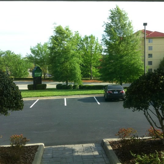 4/22/2013에 Qiqi님이 La Quinta Inn &amp; Suites Greensboro에서 찍은 사진