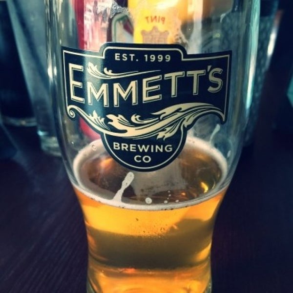 Foto diambil di Emmett&#39;s Tavern &amp; Brewing Co. oleh John pada 4/30/2016