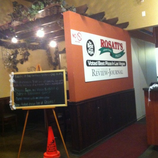 รูปภาพถ่ายที่ Rosati&#39;s Pizza โดย EyeEatz เมื่อ 10/21/2012