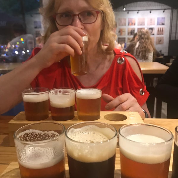 Das Foto wurde bei Barcelona Beer Company von S C. am 5/29/2018 aufgenommen