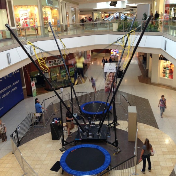 รูปภาพถ่ายที่ Chesterfield Mall โดย A.E.U เมื่อ 5/25/2013