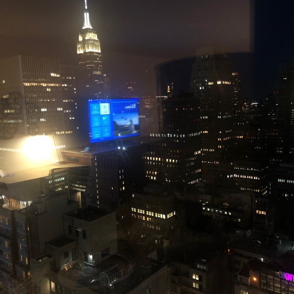 รูปภาพถ่ายที่ Hilton New York Times Square โดย ÜMİt K. เมื่อ 8/11/2019