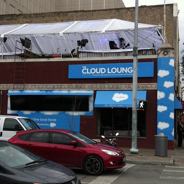Photo prise au The Cloud Lounge (salesforce.com) par James J. le3/9/2013