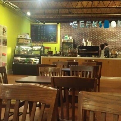 รูปภาพถ่ายที่ Geeksboro Coffeehouse Cinema โดย Amber A. เมื่อ 11/28/2012