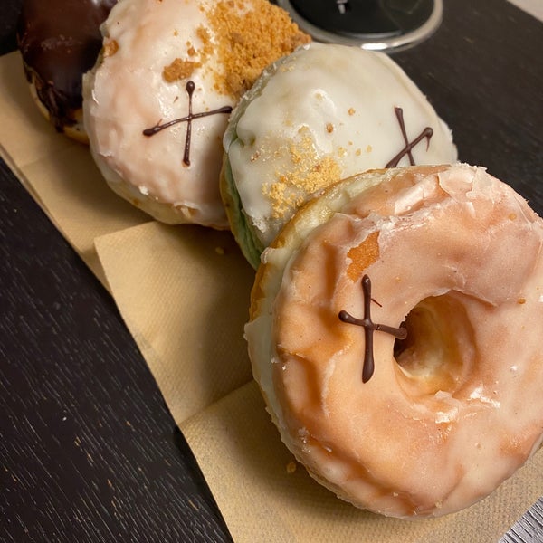 Foto diambil di Crosstown Doughnuts &amp; Coffee oleh Chev W. pada 2/17/2020