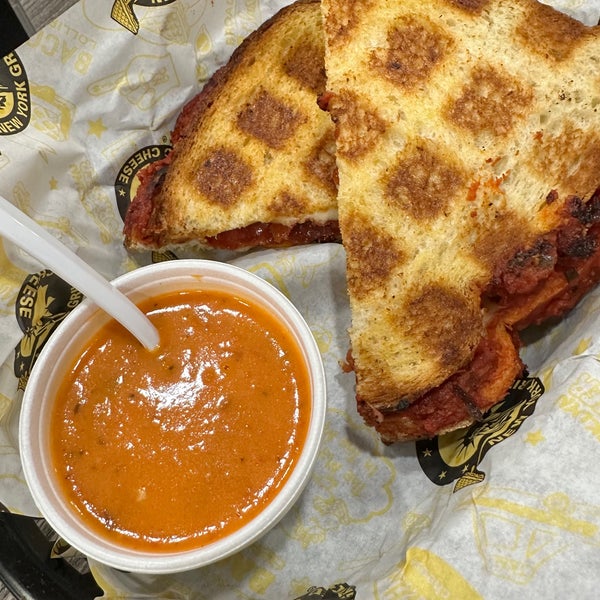 Foto scattata a New York Grilled Cheese Co. da Chev W. il 4/7/2023