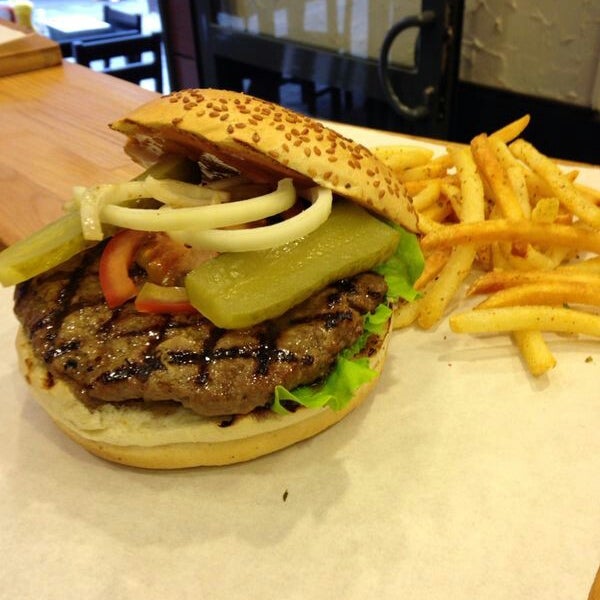 Foto tirada no(a) Wanted Burger por Denys B. em 3/4/2014