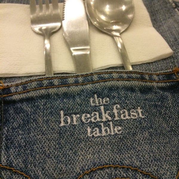 รูปภาพถ่ายที่ The Breakfast Table โดย Gianna Bernice เมื่อ 5/30/2015