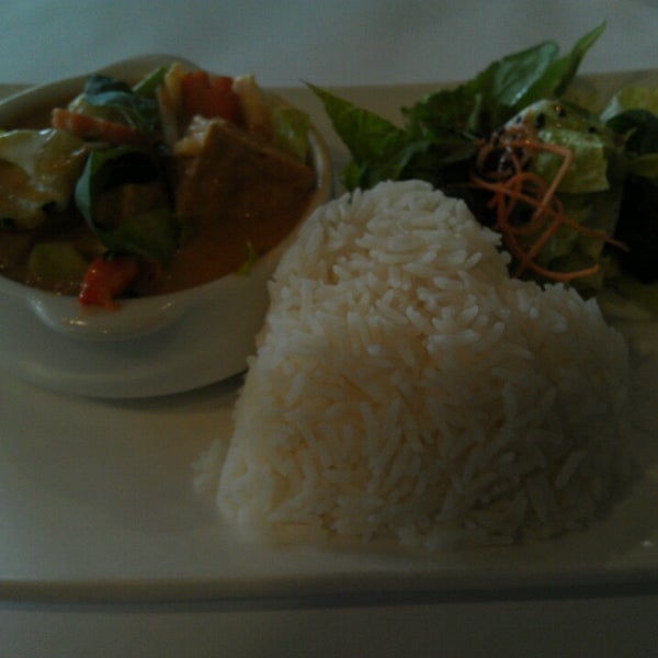 Das Foto wurde bei Sweet Lime Thai Cuisine von Rebe am 2/18/2013 aufgenommen
