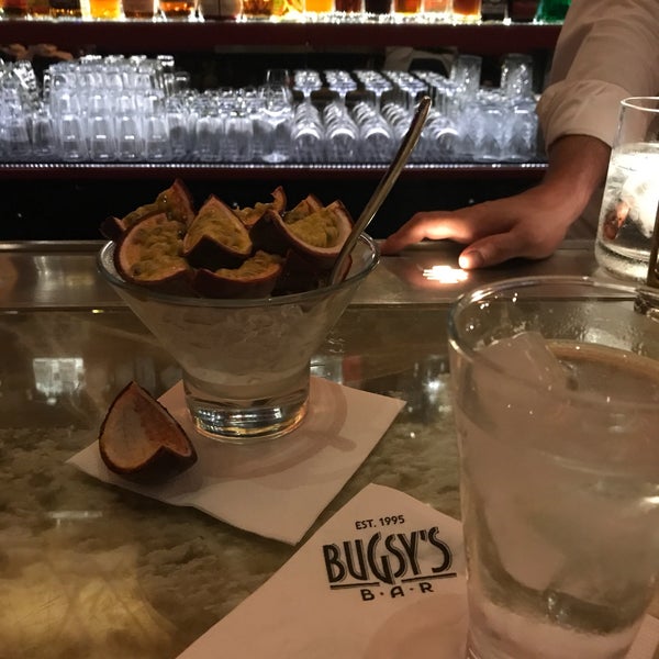 Foto scattata a Bugsy&#39;s Bar da kosmostvoi🚀 il 7/30/2017