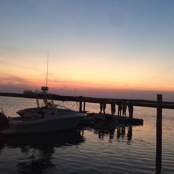 Снимок сделан в Dockers Waterside Marina &amp; Restaurant пользователем Loretta 8/29/2015