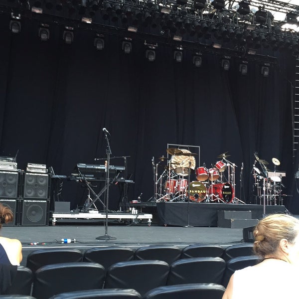 Foto scattata a Pacific Amphitheatre da Lisa il 7/30/2015
