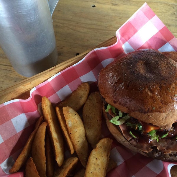 Foto diambil di American Burger&#39;s oleh Greco E. pada 7/19/2015