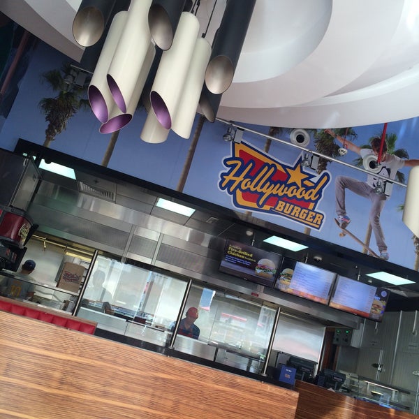 Foto tirada no(a) Hollywood Burger هوليوود برجر por Maryam . em 12/13/2014