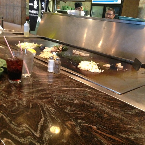 Das Foto wurde bei Tokyohana Grill &amp; Sushi Bar von Dabrickhouse J. am 3/28/2013 aufgenommen