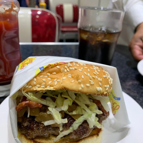Photo taken at Johnny Rockets by Chiquyzz-Clauss O. on 10/16/2022