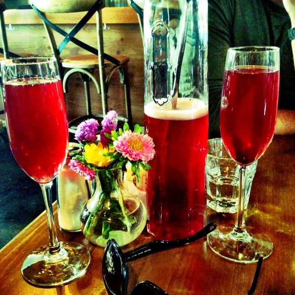 1/21/2014 tarihinde Amy T.ziyaretçi tarafından Petite Chou Bistro and Champagne Bar'de çekilen fotoğraf
