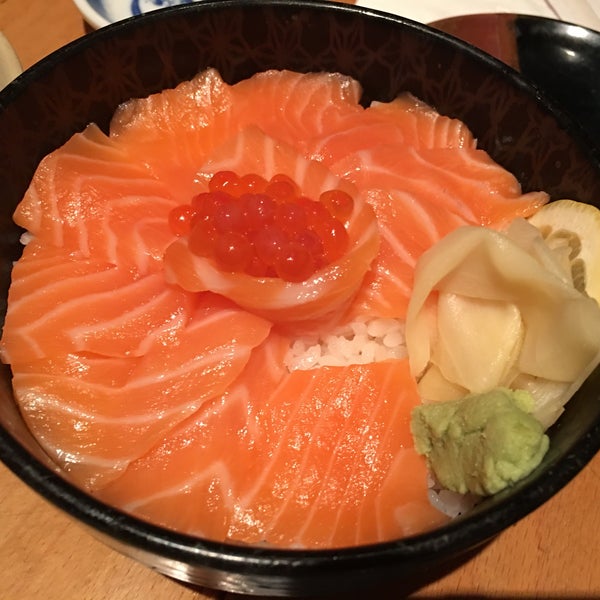 Das Foto wurde bei Ariyoshi Japanese Restaurant von Kelly am 4/21/2017 aufgenommen